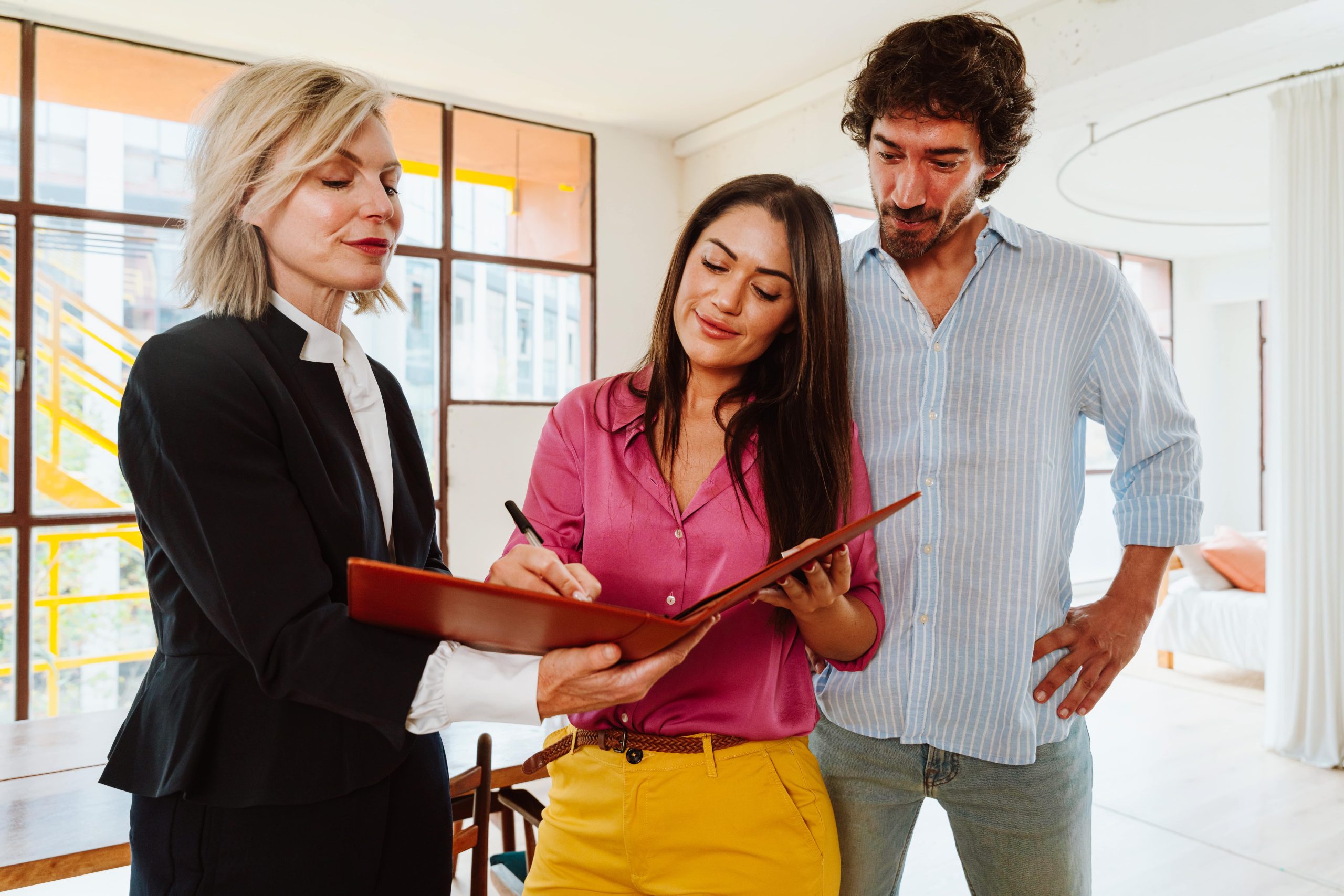 Agente inmobiliario asesorando a clientes en Teatinos Málaga